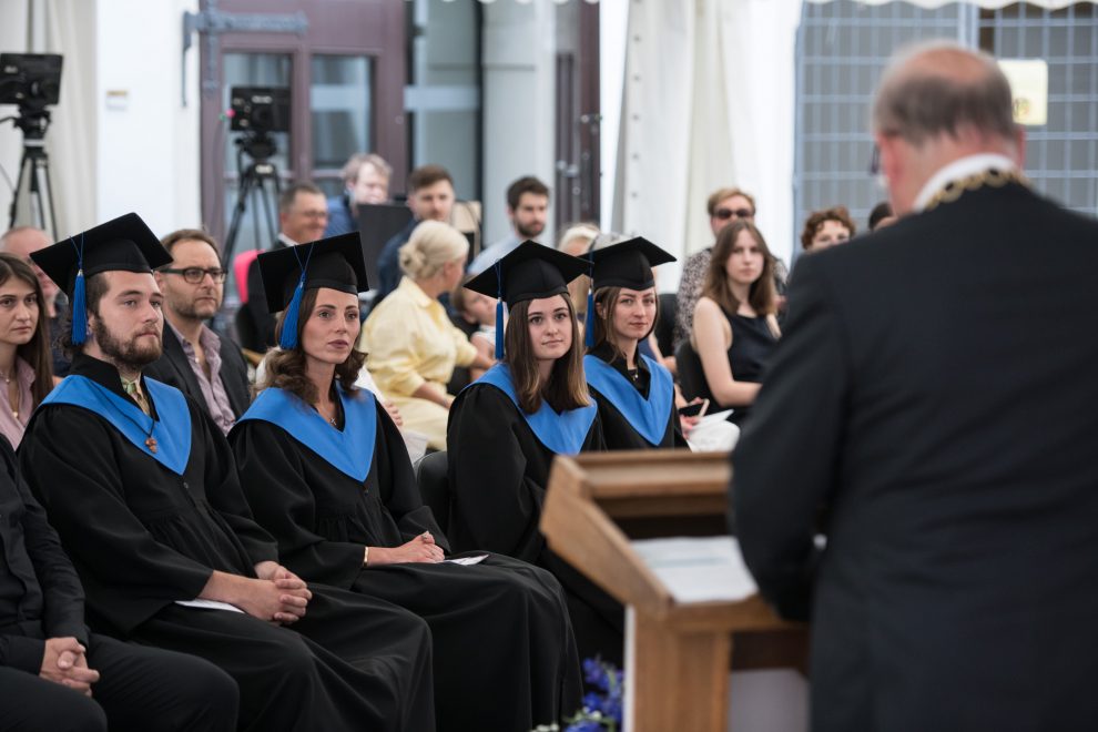 Anglo-americká vysoká škola vypsala stipendia pro ukrajinské studenty