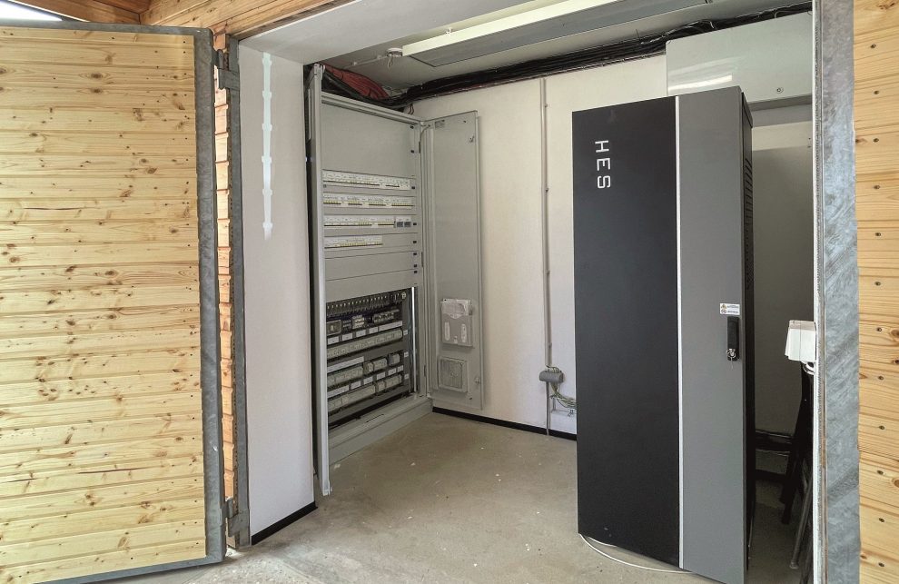 All-in-one: české domácí bateriové stanice HES nabízejí v zařízení velikosti lednice kapacitu až 41,1 kilowatthodiny