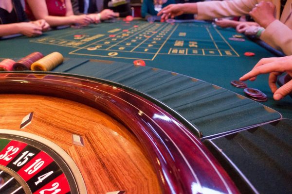 Češi objevují zábavu živé hry v kasinech. Láká je i široká nabídka doplňkových služeb