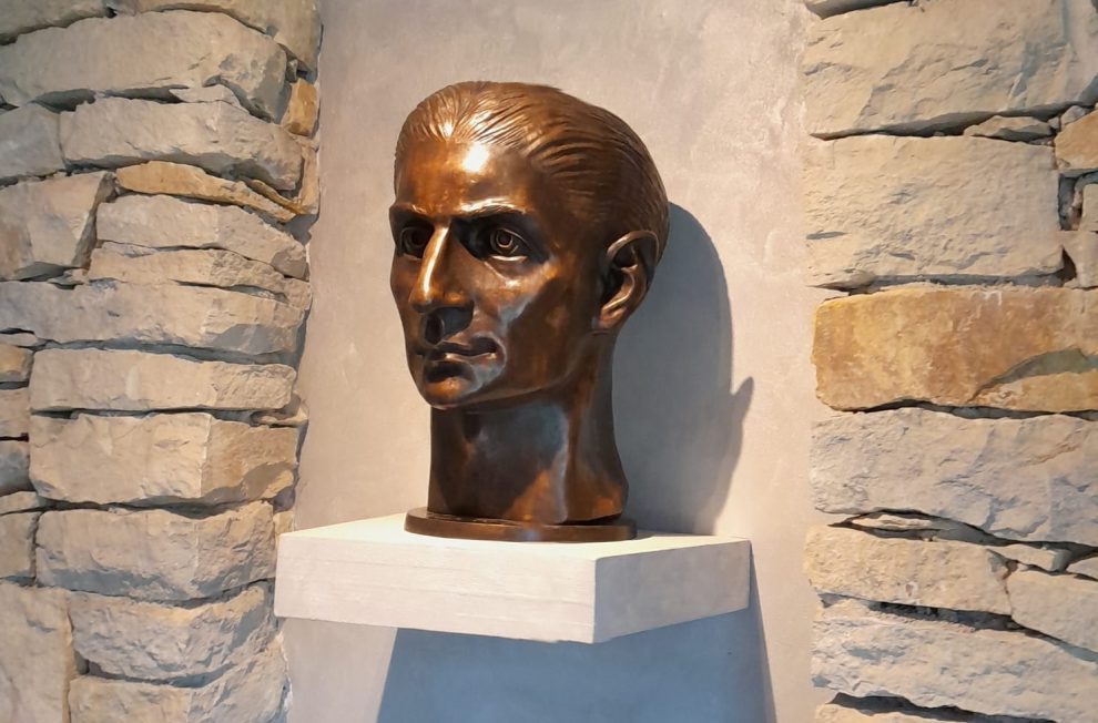 Sekyra Foundation podpořila odhalení busty Kafky ve Špindlerově Mlýně. Připomíná počátek vzniku románu Zámek