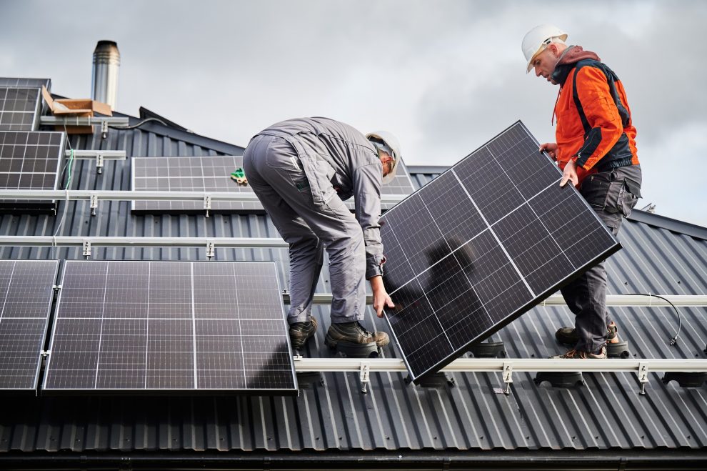 Doba instalace solárních elektráren se už zkracuje na půl roku. Stabilní společnost dodrží všechny závazky