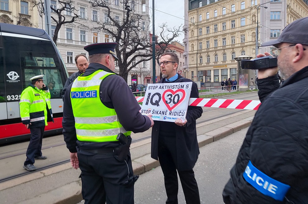 Svobodní zablokovali pochod ekologických aktivistů za omezení rychlosti v Praze. Teď jim hrozí pokuta