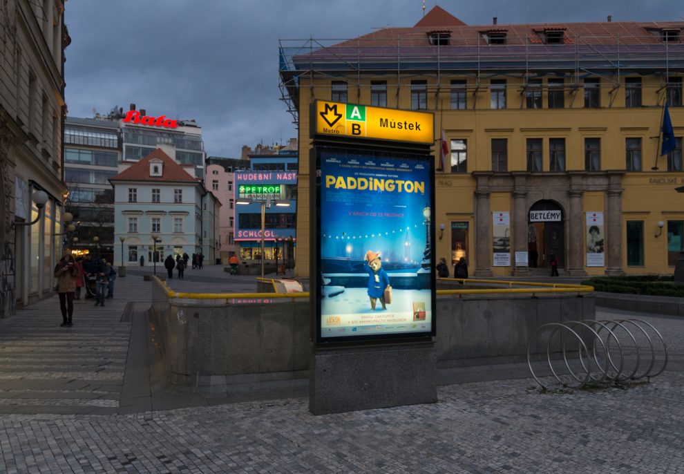 Připravovaná pravidla pro plakáty v centru Prahy nahrávají jedné firmě. Vlastní ji agent StB a KGB