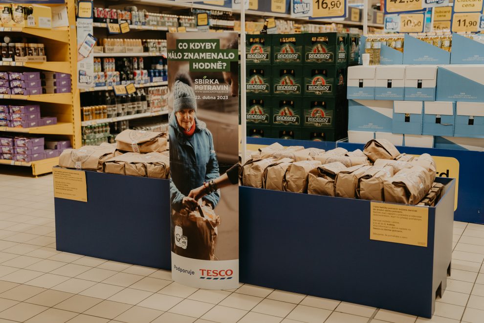 V podzimní Sbírce potravin Tesco nabídne slevu 5 % na celý nákup jako poděkování za štědrost
