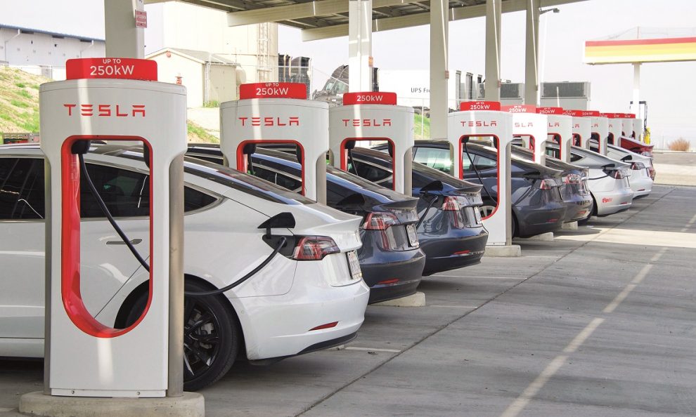 Tesla svolává přes dva miliony aut