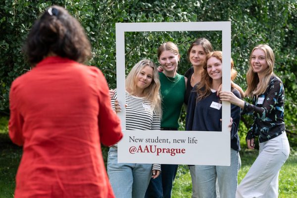 Pražská Anglo-American University otevírá dveře českým studentům