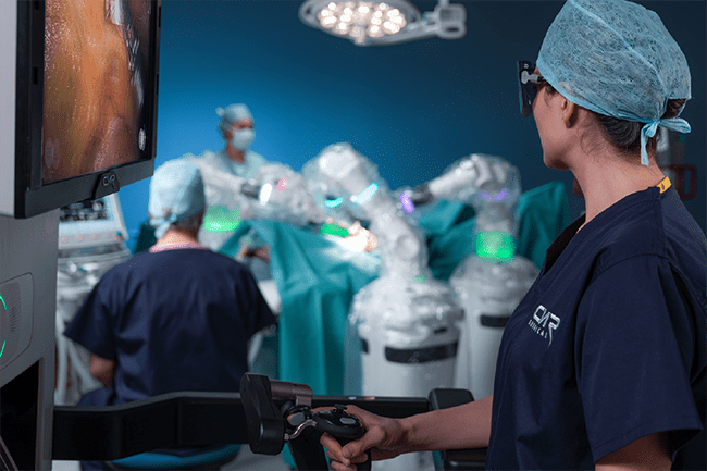 Brno má první chirurgický robotický systém Versius v Česku. Pacientům zmenší operační rány a urychlí zotavení