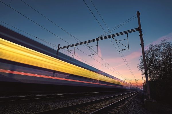 Odběr elektřiny klesá i na železnici